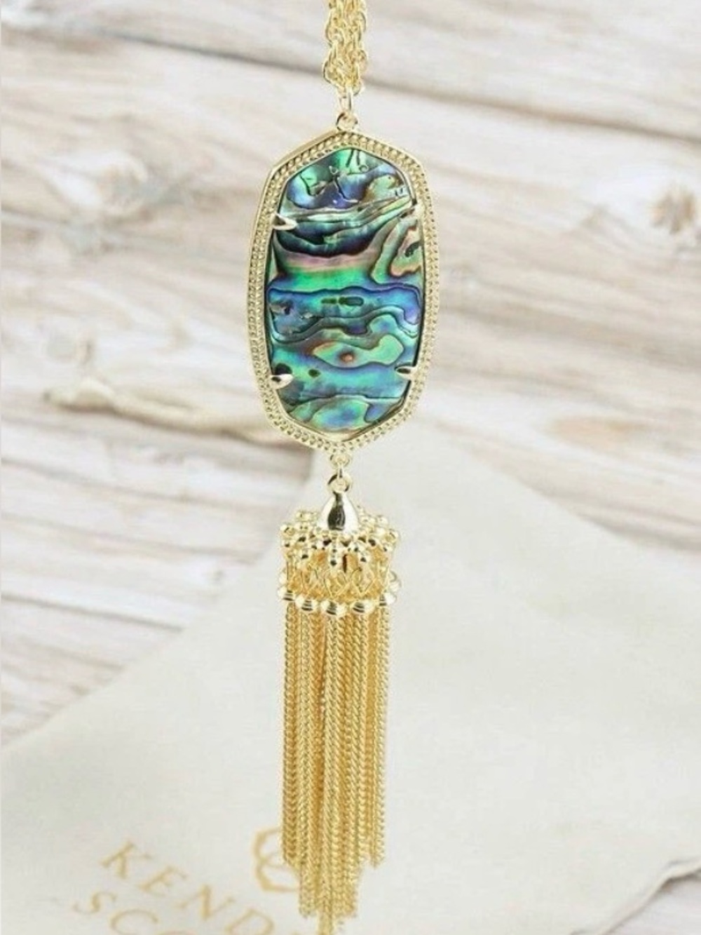 Kendra Scott
Abalone Oval Pendant Tassel Necklace in Gold